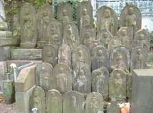 Memorial statues for travelers